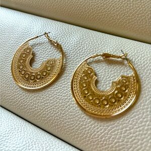 Vintage style round earrings